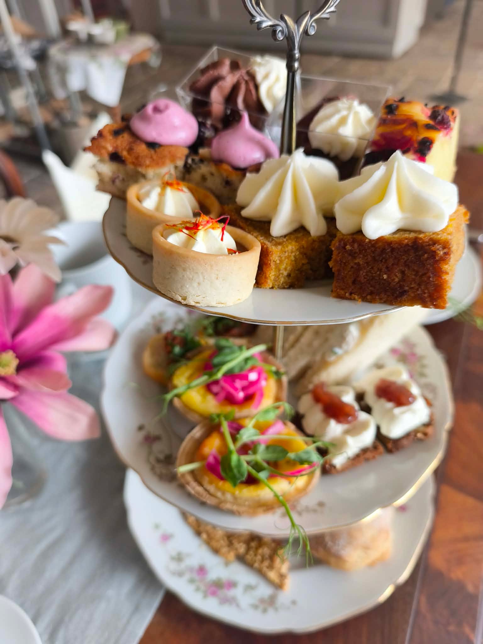 Afternoon tea i Uppsala på Salsta slottskafé med hembakade bakverk och te i historisk slottsmiljö