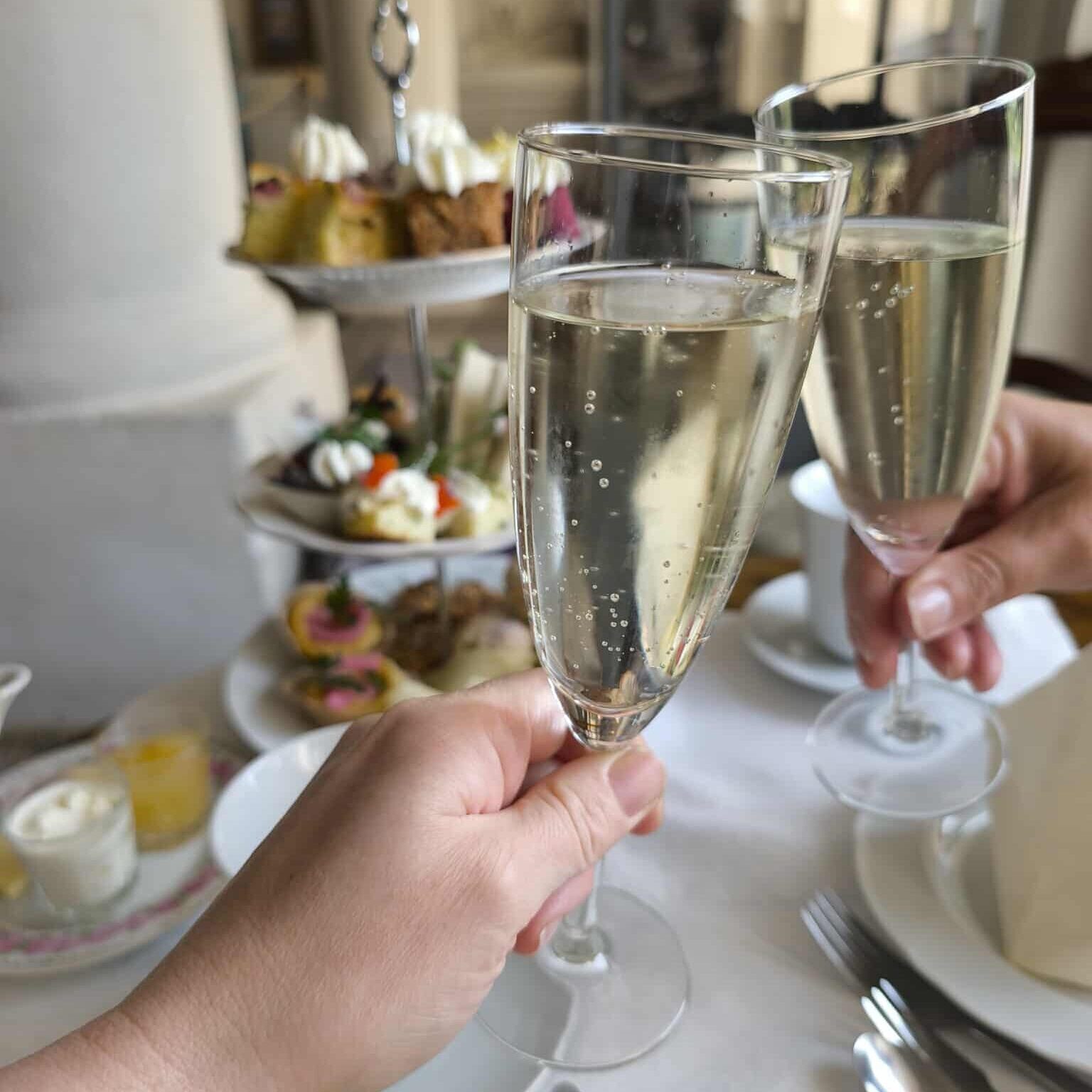 Dukat bord för afternoon tea i Uppsala på Salsta slottskafé utanför Uppsala med scones, bakverk och te