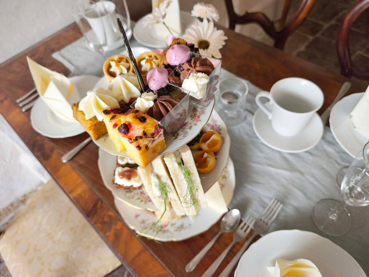 Dukat bord för afternoon tea i Uppsala på Salsta slottskafé utanför Uppsala med scones, bakverk och te