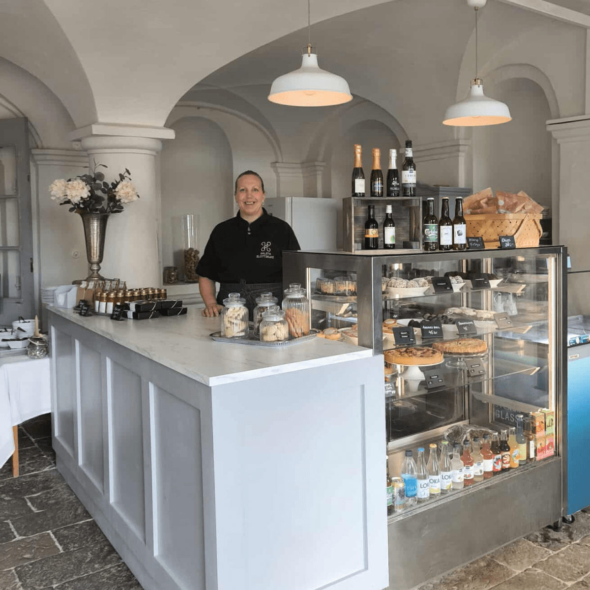 Terrass vid slottscafé nära Uppsala med kaffe, lunch och rofylld utsikt