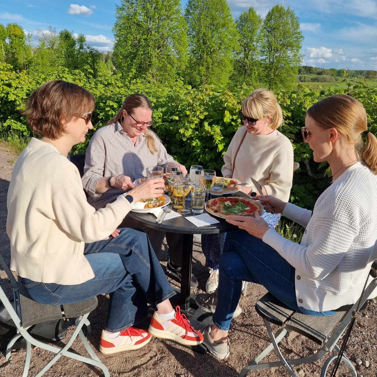 Utflykt från Uppsala till Salsta slottskafé med hembakat fika i historisk slottsmiljö
